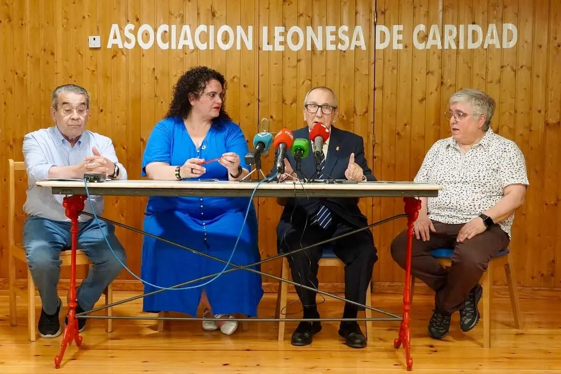El presidente de Asleca, F&eacute;lix Llorente y la concejala de Bienestar Social y Juventud, Vera L&oacute;pez, presentan la memoria de actividad de la Asociaci&oacute;n Leonesa de Caridad (Asleca) correspondiente al ejercicio 2025