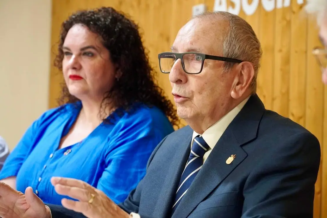 El presidente de Asleca, F&eacute;lix Llorente y la concejala de Bienestar Social y Juventud, Vera L&oacute;pez, presentan la memoria de actividad de la Asociaci&oacute;n Leonesa de Caridad (Asleca) correspondiente al ejercicio 2025