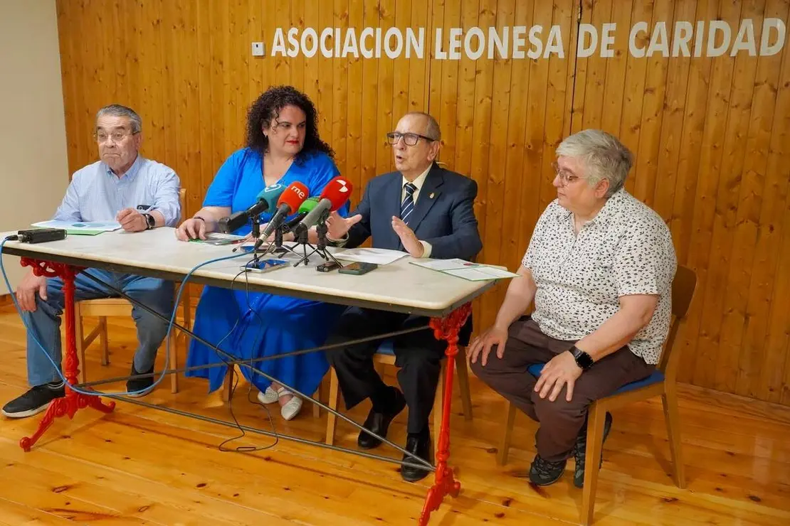 El presidente de Asleca, F&eacute;lix Llorente y la concejala de Bienestar Social y Juventud, Vera L&oacute;pez, presentan la memoria de actividad de la Asociaci&oacute;n Leonesa de Caridad (Asleca) correspondiente al ejercicio 2025
