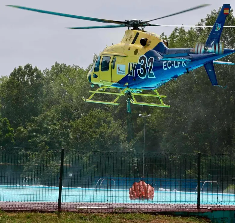 Declarado de nivel 1 un incendio forestal originado esta madrugada en Valdepi&eacute;lago (Le&oacute;n). En la imagen, uno de los helic&oacute;pteros carga agua en las piscinas municipales de Bo&ntilde;ar