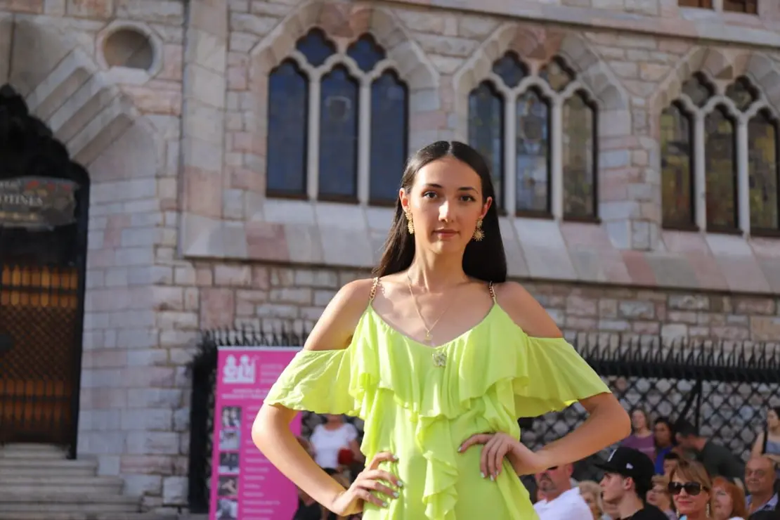 La plaza de San Marcelo, en el entorno de Botines, acogi&oacute; un desfile impulsado por la agencia CPI que reuni&oacute; a nuevos modelos y firmas de la provincia en el marco de las fiestas de San Juan y San Pedro. Fotos: Isaac LLamazares