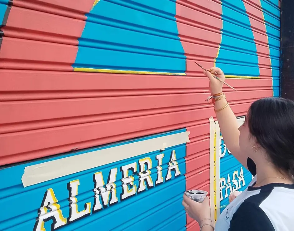 Cochera con Indalo, pintada en Le&oacute;n, por estudiantes de Maristas San Jos&eacute;.  Fase 4 Letras