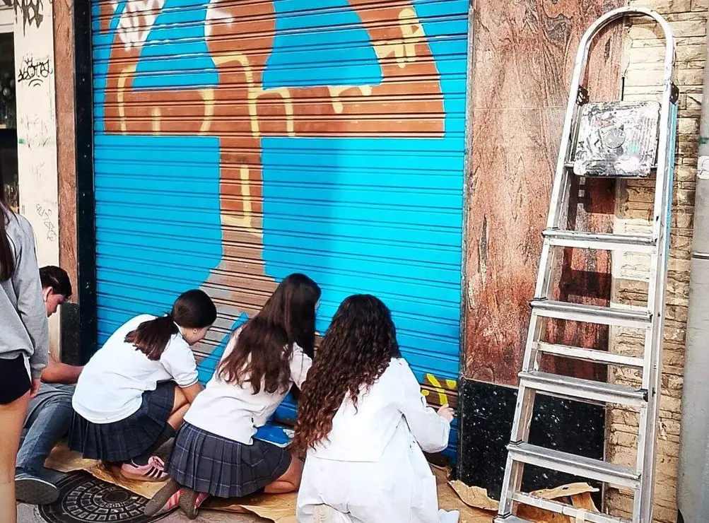 Cochera con Indalo, pintada en Le&oacute;n, por estudiantes de Maristas San Jos&eacute;.  Fase 3. Pintando el fondo