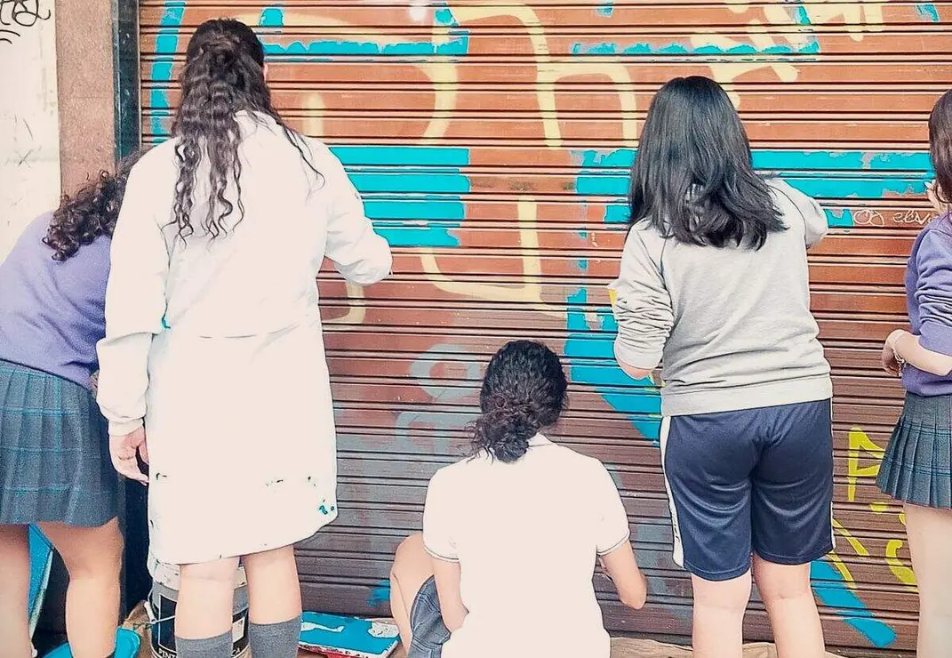 Cochera con Indalo, pintada en Le&oacute;n, por estudiantes de Maristas San Jos&eacute;.  Fase 1