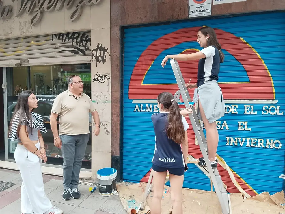 Cochera con Indalo, pintada en Le&oacute;n, por estudiantes de Maristas San Jos&eacute;.  Fase 5 Visitas 