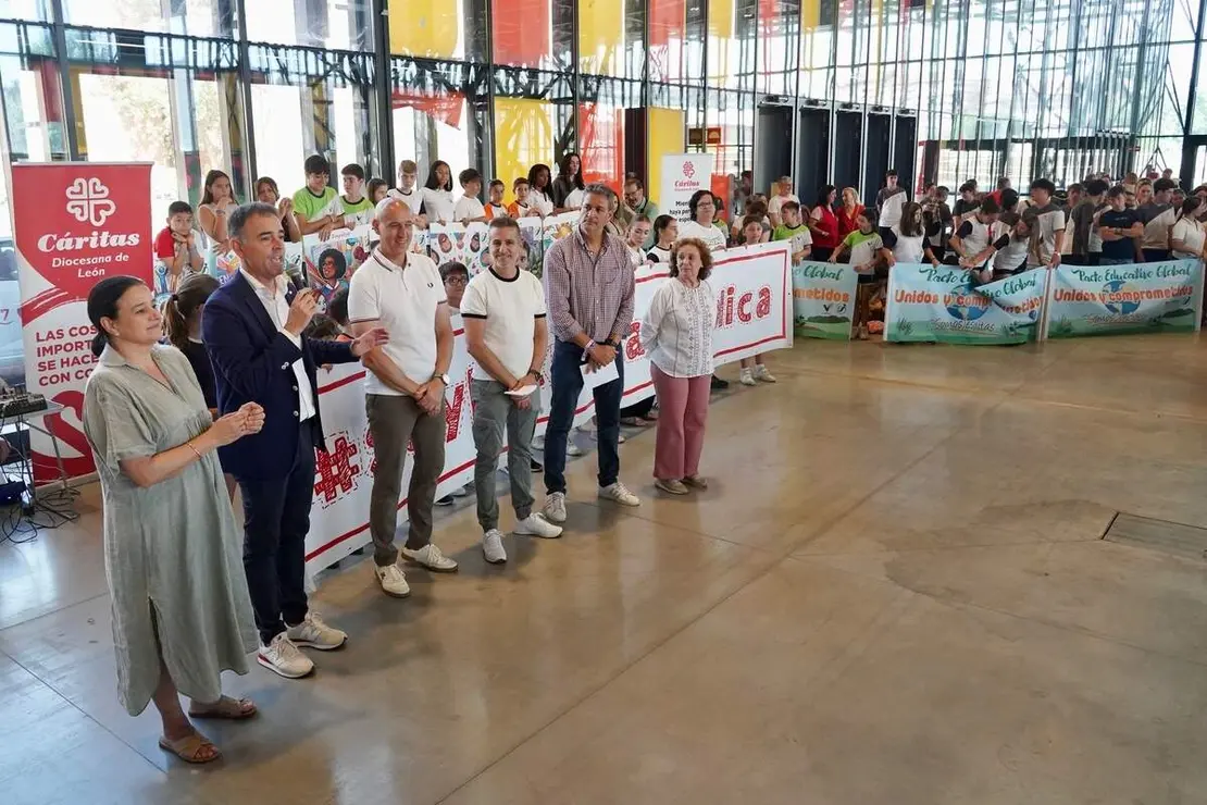 El alcalde de Le&oacute;n, Jos&eacute; Antonio Diez, participa, junto a representantes de C&aacute;ritas Diocesana y de Escuelas Cat&oacute;licas Castilla y Le&oacute;n, en el acto final de la V Marcha Solidaria por el Pacto Educativo Global