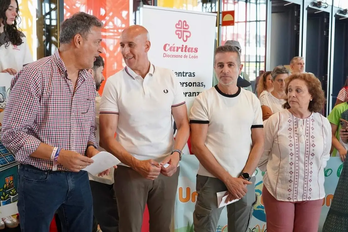 El alcalde de Le&oacute;n, Jos&eacute; Antonio Diez, participa, junto a representantes de C&aacute;ritas Diocesana y de Escuelas Cat&oacute;licas Castilla y Le&oacute;n, en el acto final de la V Marcha Solidaria por el Pacto Educativo Global
