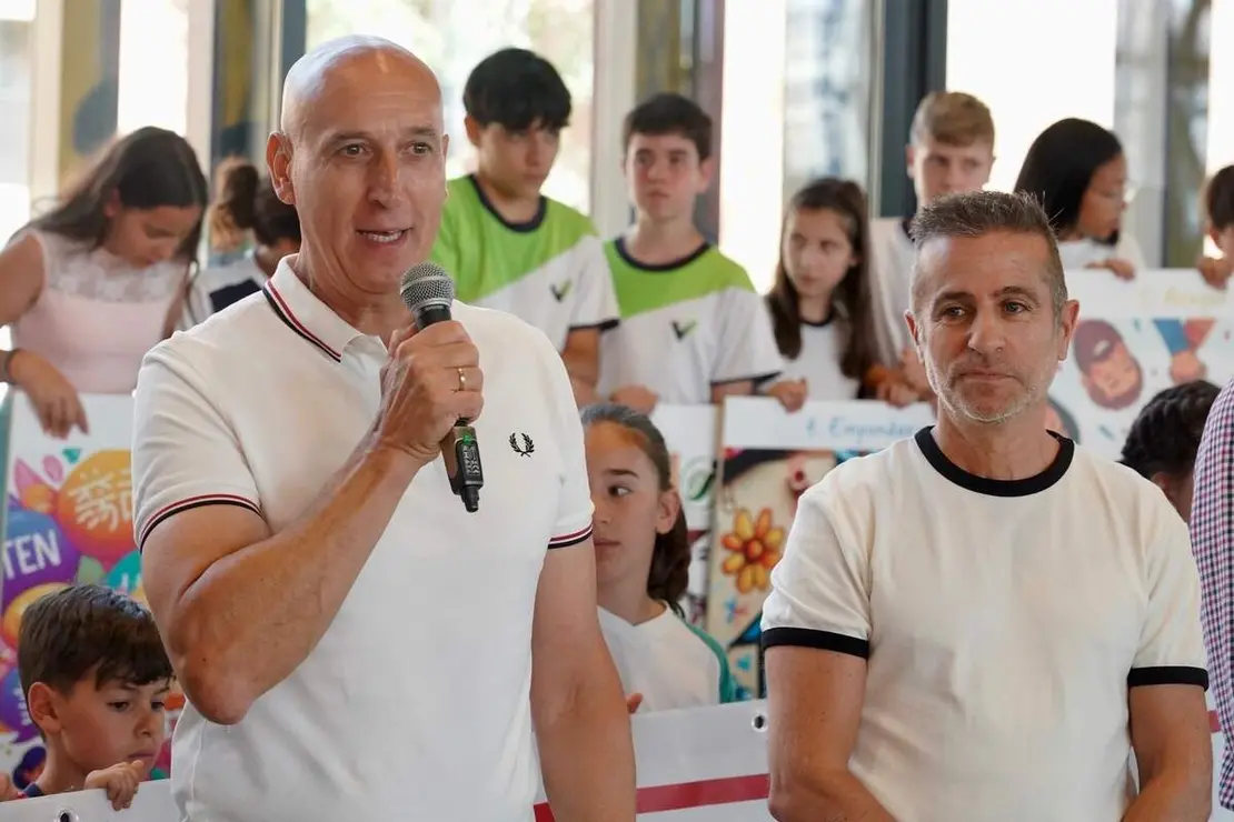 El alcalde de Le&oacute;n, Jos&eacute; Antonio Diez, participa, junto a representantes de C&aacute;ritas Diocesana y de Escuelas Cat&oacute;licas Castilla y Le&oacute;n, en el acto final de la V Marcha Solidaria por el Pacto Educativo Global