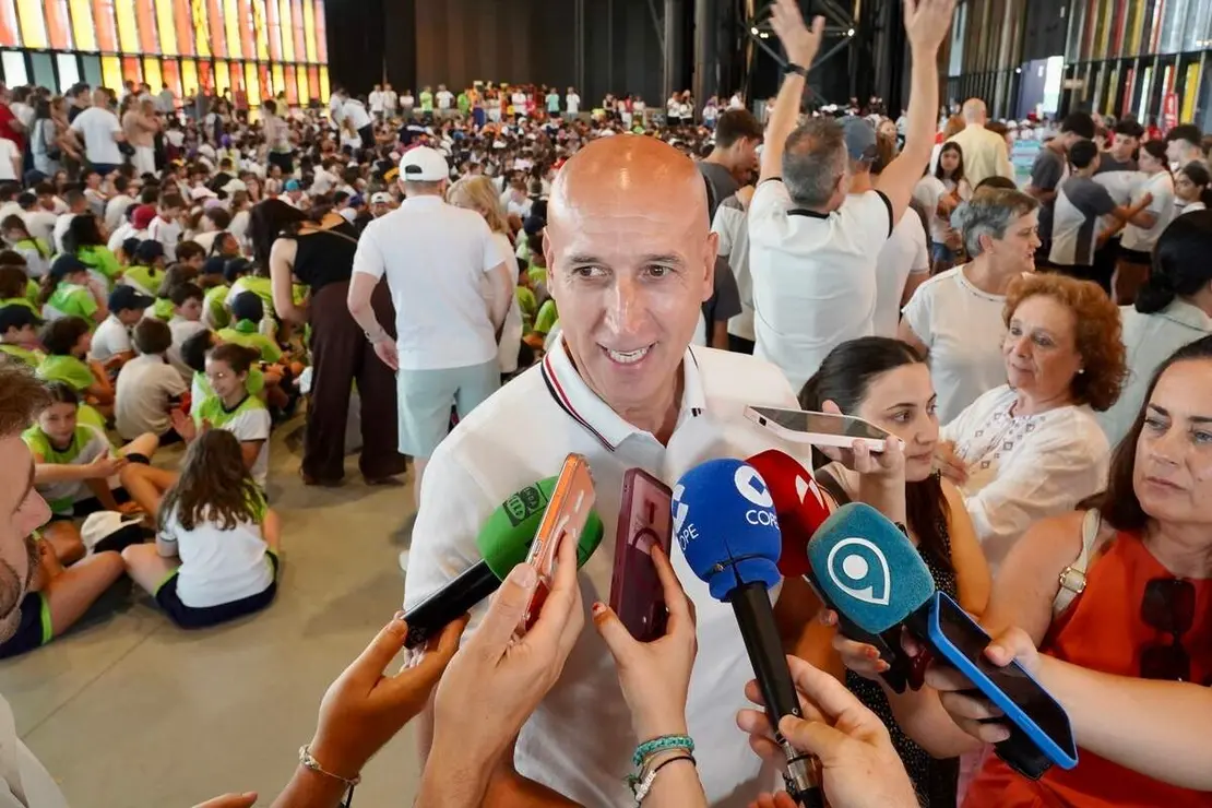 El alcalde de Le&oacute;n, Jos&eacute; Antonio Diez, participa, junto a representantes de C&aacute;ritas Diocesana y de Escuelas Cat&oacute;licas Castilla y Le&oacute;n, en el acto final de la V Marcha Solidaria por el Pacto Educativo Global