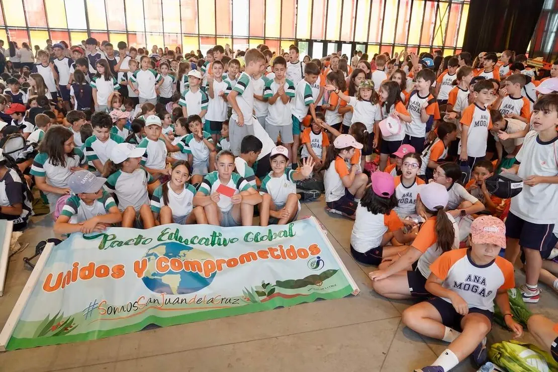 El alcalde de Le&oacute;n, Jos&eacute; Antonio Diez, participa, junto a representantes de C&aacute;ritas Diocesana y de Escuelas Cat&oacute;licas Castilla y Le&oacute;n, en el acto final de la V Marcha Solidaria por el Pacto Educativo Global
