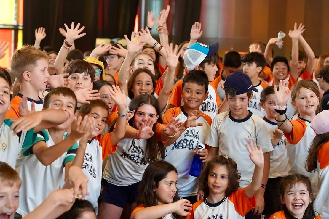 El alcalde de Le&oacute;n, Jos&eacute; Antonio Diez, participa, junto a representantes de C&aacute;ritas Diocesana y de Escuelas Cat&oacute;licas Castilla y Le&oacute;n, en el acto final de la V Marcha Solidaria por el Pacto Educativo Global