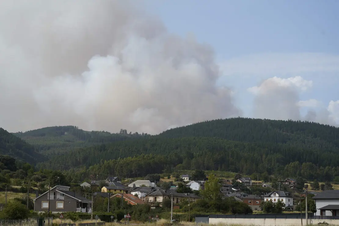 Incendio en la localidad de San Vicente de Arganza (Le&oacute;n)