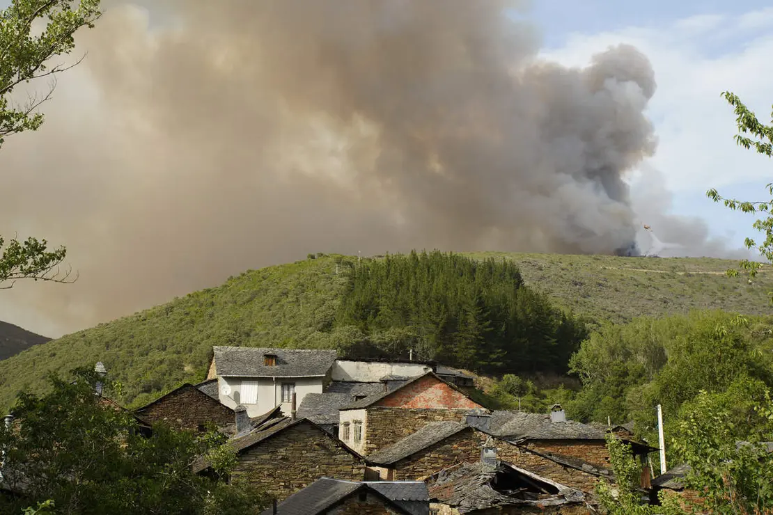 Incendio en la localidad de San Vicente de Arganza (Le&oacute;n)