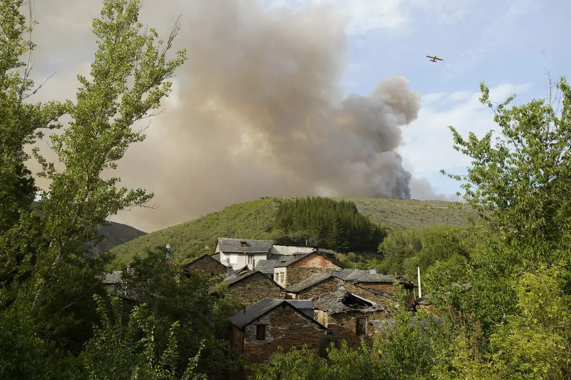 Incendio en la localidad de San Vicente de Arganza (Le&oacute;n)