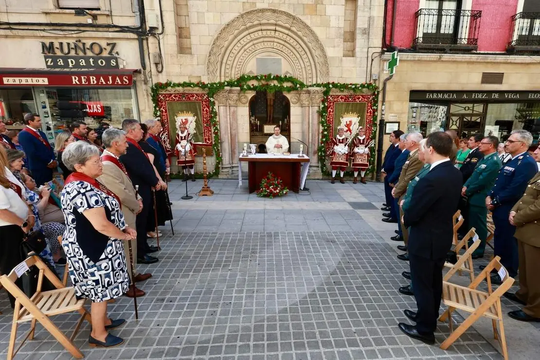 La Corporaci&oacute;n Municipal del Ayuntamiento de Le&oacute;n, encabezada por el alcalde, Jos&eacute; Antonio Diez, asiste a la celebraci&oacute;n de la misa de San Juan, a la que tambi&eacute;n acude el vicepresidente primero de la Junta y consejero de Desregulaci&oacute;n, Familia y Ayudas Sociales, Carlos Poll&aacute;n y el consejero de Industria, Universidades, Empleo y Comercio, Juan Carlos Su&aacute;rez-Qui&ntilde;ones
