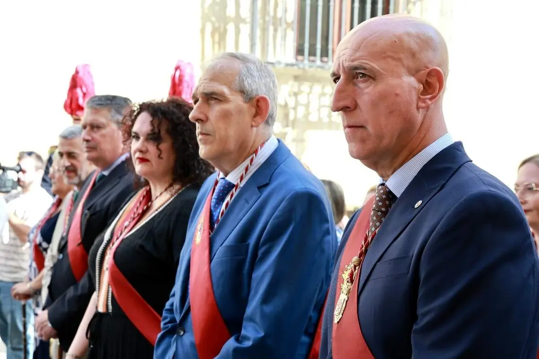 La Corporaci&oacute;n Municipal del Ayuntamiento de Le&oacute;n, encabezada por el alcalde, Jos&eacute; Antonio Diez, asiste a la celebraci&oacute;n de la misa de San Juan, a la que tambi&eacute;n acude el vicepresidente primero de la Junta y consejero de Desregulaci&oacute;n, Familia y Ayudas Sociales, Carlos Poll&aacute;n y el consejero de Industria, Universidades, Empleo y Comercio, Juan Carlos Su&aacute;rez-Qui&ntilde;ones