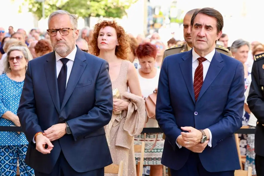 La Corporaci&oacute;n Municipal del Ayuntamiento de Le&oacute;n, encabezada por el alcalde, Jos&eacute; Antonio Diez, asiste a la celebraci&oacute;n de la misa de San Juan, a la que tambi&eacute;n acude el vicepresidente primero de la Junta y consejero de Desregulaci&oacute;n, Familia y Ayudas Sociales, Carlos Poll&aacute;n y el consejero de Industria, Universidades, Empleo y Comercio, Juan Carlos Su&aacute;rez-Qui&ntilde;ones
