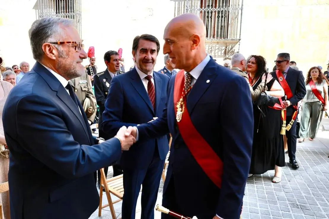 La Corporaci&oacute;n Municipal del Ayuntamiento de Le&oacute;n, encabezada por el alcalde, Jos&eacute; Antonio Diez, asiste a la celebraci&oacute;n de la misa de San Juan, a la que tambi&eacute;n acude el vicepresidente primero de la Junta y consejero de Desregulaci&oacute;n, Familia y Ayudas Sociales, Carlos Poll&aacute;n y el consejero de Industria, Universidades, Empleo y Comercio, Juan Carlos Su&aacute;rez-Qui&ntilde;ones