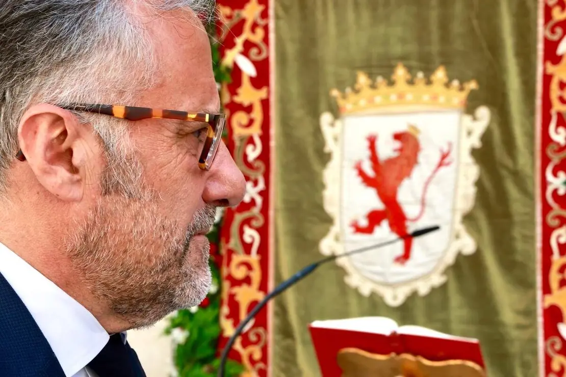 La Corporaci&oacute;n Municipal del Ayuntamiento de Le&oacute;n, encabezada por el alcalde, Jos&eacute; Antonio Diez, asiste a la celebraci&oacute;n de la misa de San Juan, a la que tambi&eacute;n acude el vicepresidente primero de la Junta y consejero de Desregulaci&oacute;n, Familia y Ayudas Sociales, Carlos Poll&aacute;n y el consejero de Industria, Universidades, Empleo y Comercio, Juan Carlos Su&aacute;rez-Qui&ntilde;ones