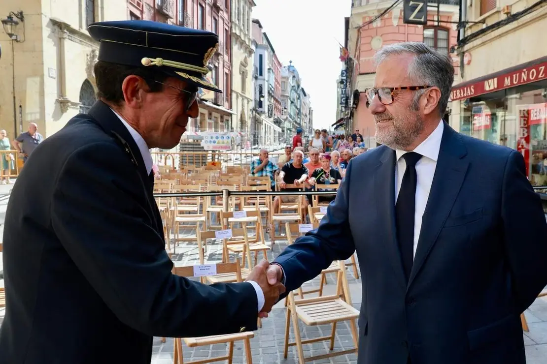 La Corporaci&oacute;n Municipal del Ayuntamiento de Le&oacute;n, encabezada por el alcalde, Jos&eacute; Antonio Diez, asiste a la celebraci&oacute;n de la misa de San Juan, a la que tambi&eacute;n acude el vicepresidente primero de la Junta y consejero de Desregulaci&oacute;n, Familia y Ayudas Sociales, Carlos Poll&aacute;n y el consejero de Industria, Universidades, Empleo y Comercio, Juan Carlos Su&aacute;rez-Qui&ntilde;ones