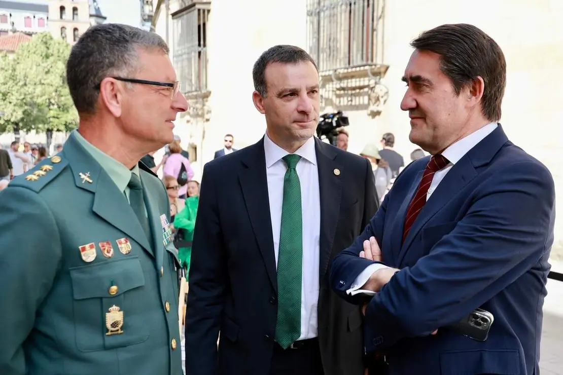 La Corporaci&oacute;n Municipal del Ayuntamiento de Le&oacute;n, encabezada por el alcalde, Jos&eacute; Antonio Diez, asiste a la celebraci&oacute;n de la misa de San Juan, a la que tambi&eacute;n acude el vicepresidente primero de la Junta y consejero de Desregulaci&oacute;n, Familia y Ayudas Sociales, Carlos Poll&aacute;n y el consejero de Industria, Universidades, Empleo y Comercio, Juan Carlos Su&aacute;rez-Qui&ntilde;ones