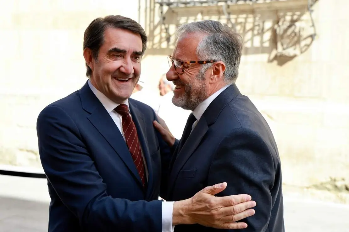 La Corporaci&oacute;n Municipal del Ayuntamiento de Le&oacute;n, encabezada por el alcalde, Jos&eacute; Antonio Diez, asiste a la celebraci&oacute;n de la misa de San Juan, a la que tambi&eacute;n acude el vicepresidente primero de la Junta y consejero de Desregulaci&oacute;n, Familia y Ayudas Sociales, Carlos Poll&aacute;n y el consejero de Industria, Universidades, Empleo y Comercio, Juan Carlos Su&aacute;rez-Qui&ntilde;ones