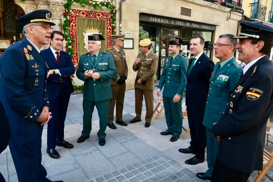 La Corporaci&oacute;n Municipal del Ayuntamiento de Le&oacute;n, encabezada por el alcalde, Jos&eacute; Antonio Diez, asiste a la celebraci&oacute;n de la misa de San Juan, a la que tambi&eacute;n acude el vicepresidente primero de la Junta y consejero de Desregulaci&oacute;n, Familia y Ayudas Sociales, Carlos Poll&aacute;n y el consejero de Industria, Universidades, Empleo y Comercio, Juan Carlos Su&aacute;rez-Qui&ntilde;ones