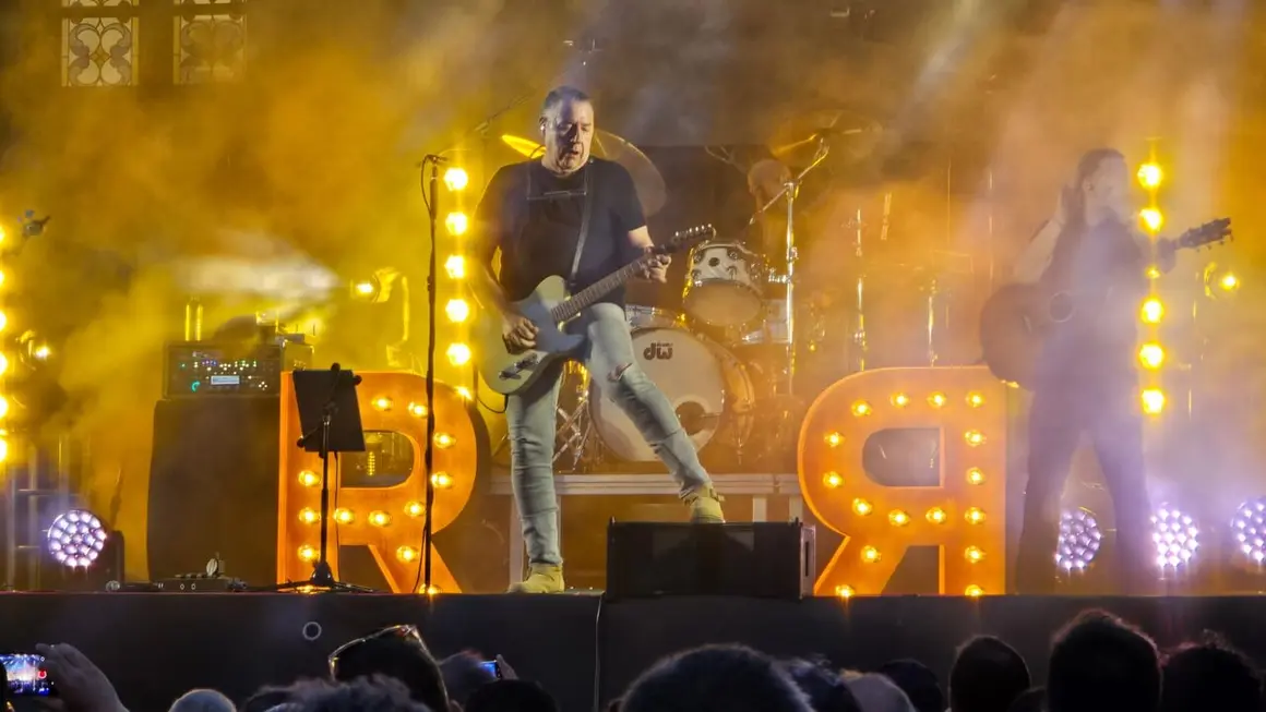 Carlos Go&ntilde;i y la banda protagonizan una noche de conexi&oacute;n total con el p&uacute;blico, que core&oacute; cada canci&oacute;n en un recinto abarrotado.