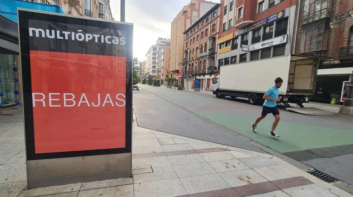 Las rebajas de verano han arrancado oficialmente en Le&oacute;n y, en las &uacute;ltimas horas, los establecimientos de la ciudad han colocado ya en sus escaparates los habituales carteles de descuentos. La campa&ntilde;a comienza con importantes reducciones de precios que, en numerosos casos, alcanzan el 50%.