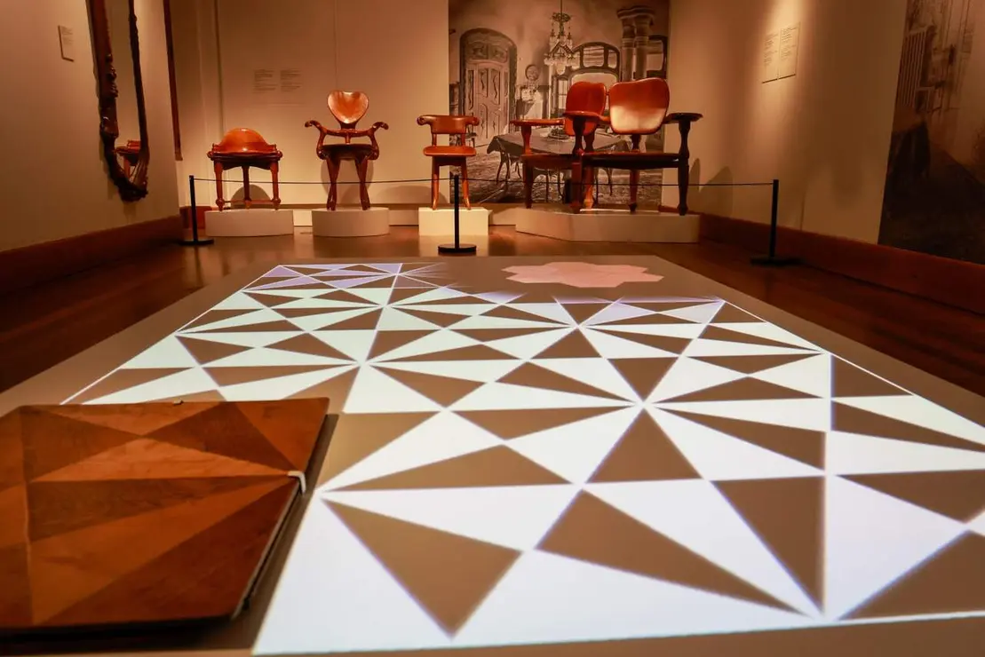 El director general de la Fundaci&oacute;n Obra Social de Castilla y Le&oacute;n, Jos&eacute; Mar&iacute;a Viejo, el comisario del A&ntilde;o Gaud&iacute; y director de la C&aacute;tedra Gaud&iacute;, Galdric Santana Roma, y el consejero de Cultura, Turismo y Deporte, Alberto D&iacute;az Pico, inauguran los nuevos espacios p&uacute;blicos y exposici&oacute;n permanente del Museo Casa Botines Gaud&iacute;. Foto: Campillo.