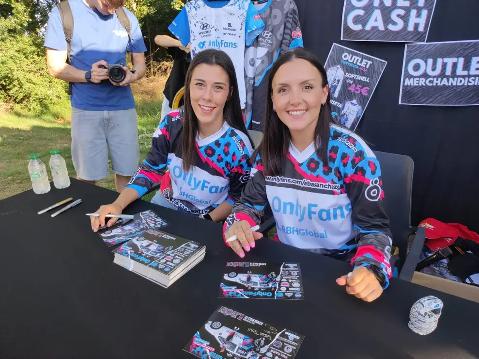 Alba S&aacute;nchez y Sara Guti&eacute;rrez presentan en las piscinas municipales de Cembranos el proyecto con el que competir&aacute;n en el Rallye de Le&oacute;n, al volante de un Peugeot 206 RC Grupo A respaldado por OnlyFans, RBH Global y un amplio grupo de colaboradores. Fotos: M.A. Garc&iacute;a