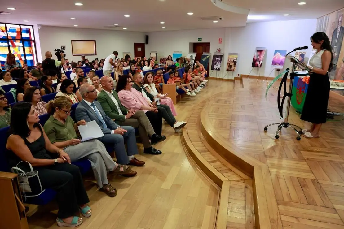 La Fundaci&oacute;n Secretariado Gitano de Le&oacute;n organiza un Encuentro Educativo en Abierto, al que asiste el alcalde de Le&oacute;n, Jos&eacute; Antonio Diez
