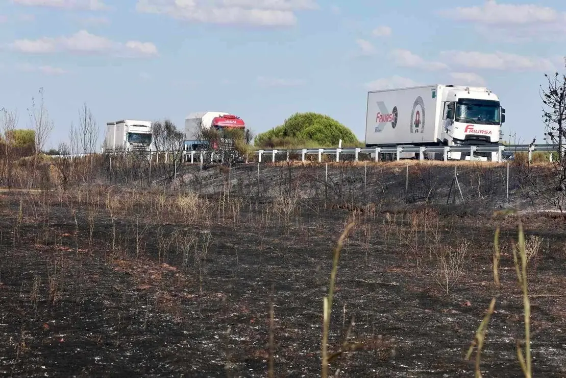 Un incendio en una cuneta de la A-231 en Santas Martas (Le&oacute;n) obliga a cortar la carretera en sentido Le&oacute;n