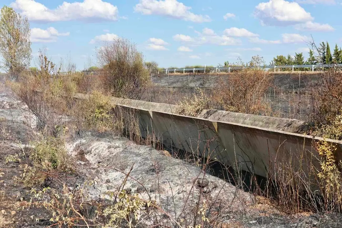 Un incendio en una cuneta de la A-231 en Santas Martas (Le&oacute;n) obliga a cortar la carretera en sentido Le&oacute;n