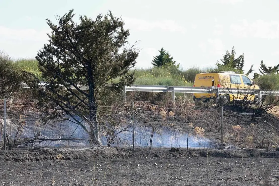 Un incendio en una cuneta de la A-231 en Santas Martas (Le&oacute;n) obliga a cortar la carretera en sentido Le&oacute;n