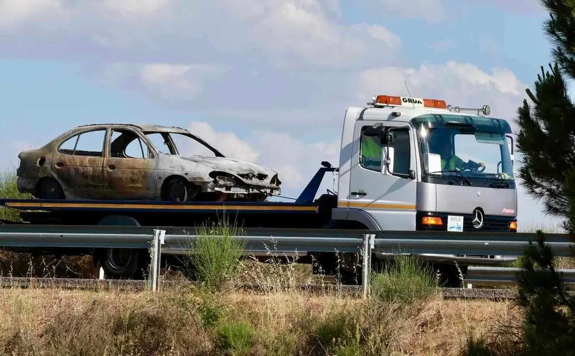 Un incendio en una cuneta de la A-231 en Santas Martas (Le&oacute;n) obliga a cortar la carretera en sentido Le&oacute;n