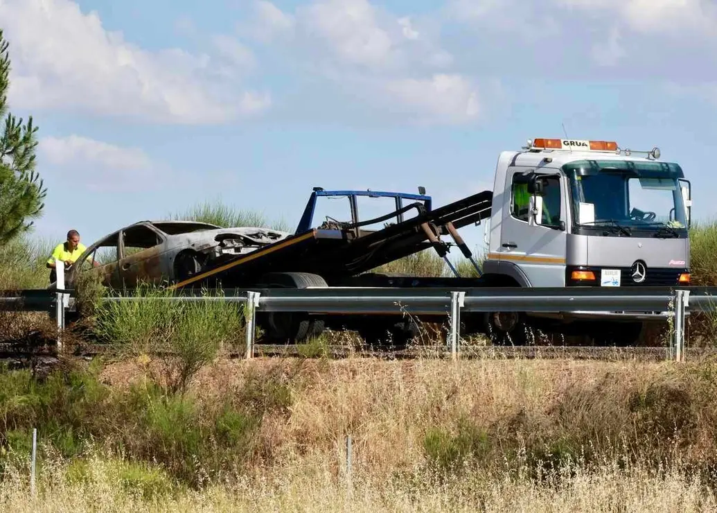 Un incendio en una cuneta de la A-231 en Santas Martas (Le&oacute;n) obliga a cortar la carretera en sentido Le&oacute;n