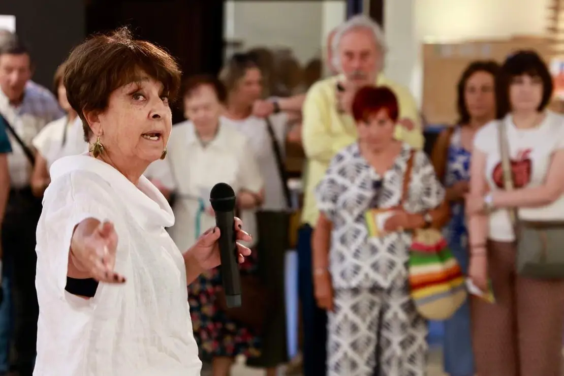 La artista textil Claudia de Santos y el escritor Julio Llamazares inauguran la exposici&oacute;n &lsquo;Memoria de la nieve&rsquo;, acompa&ntilde;ados por el director del Museo de los Pueblos Leoneses, Lucas Mor&aacute;n, y el el coordinador de Proyectos del ILC, Emilio Gancedo