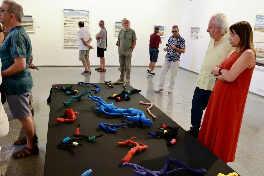 La artista textil Claudia de Santos y el escritor Julio Llamazares inauguran la exposici&oacute;n &lsquo;Memoria de la nieve&rsquo;, acompa&ntilde;ados por el director del Museo de los Pueblos Leoneses, Lucas Mor&aacute;n, y el el coordinador de Proyectos del ILC, Emilio Gancedo