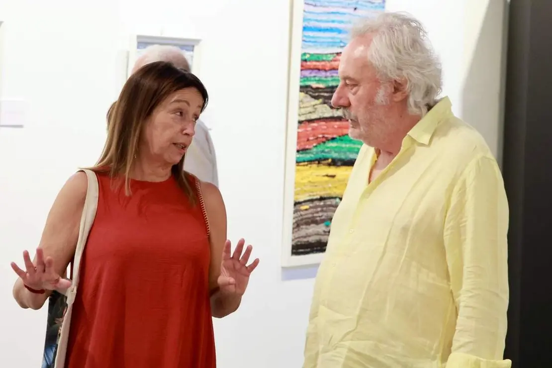 La artista textil Claudia de Santos y el escritor Julio Llamazares inauguran la exposici&oacute;n &lsquo;Memoria de la nieve&rsquo;, acompa&ntilde;ados por el director del Museo de los Pueblos Leoneses, Lucas Mor&aacute;n, y el el coordinador de Proyectos del ILC, Emilio Gancedo