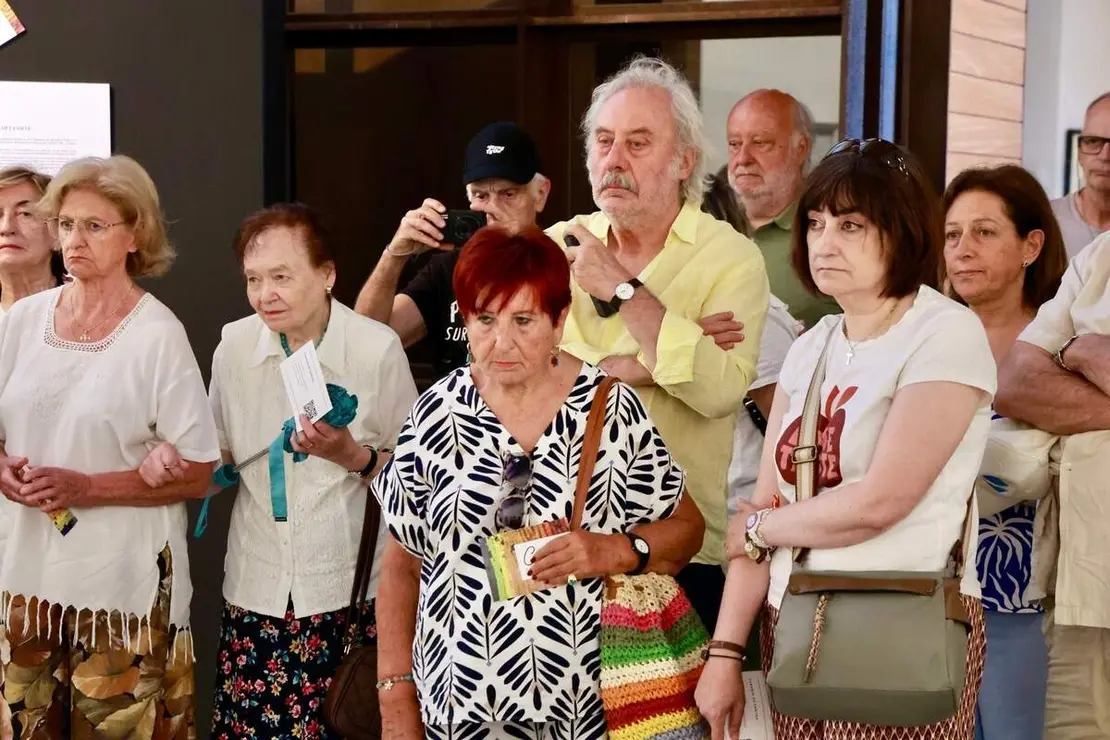 La artista textil Claudia de Santos y el escritor Julio Llamazares inauguran la exposici&oacute;n &lsquo;Memoria de la nieve&rsquo;, acompa&ntilde;ados por el director del Museo de los Pueblos Leoneses, Lucas Mor&aacute;n, y el el coordinador de Proyectos del ILC, Emilio Gancedo