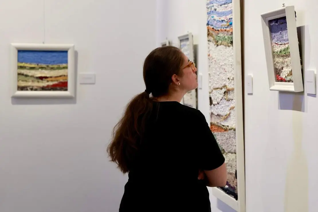La artista textil Claudia de Santos y el escritor Julio Llamazares inauguran la exposici&oacute;n &lsquo;Memoria de la nieve&rsquo;, acompa&ntilde;ados por el director del Museo de los Pueblos Leoneses, Lucas Mor&aacute;n, y el el coordinador de Proyectos del ILC, Emilio Gancedo