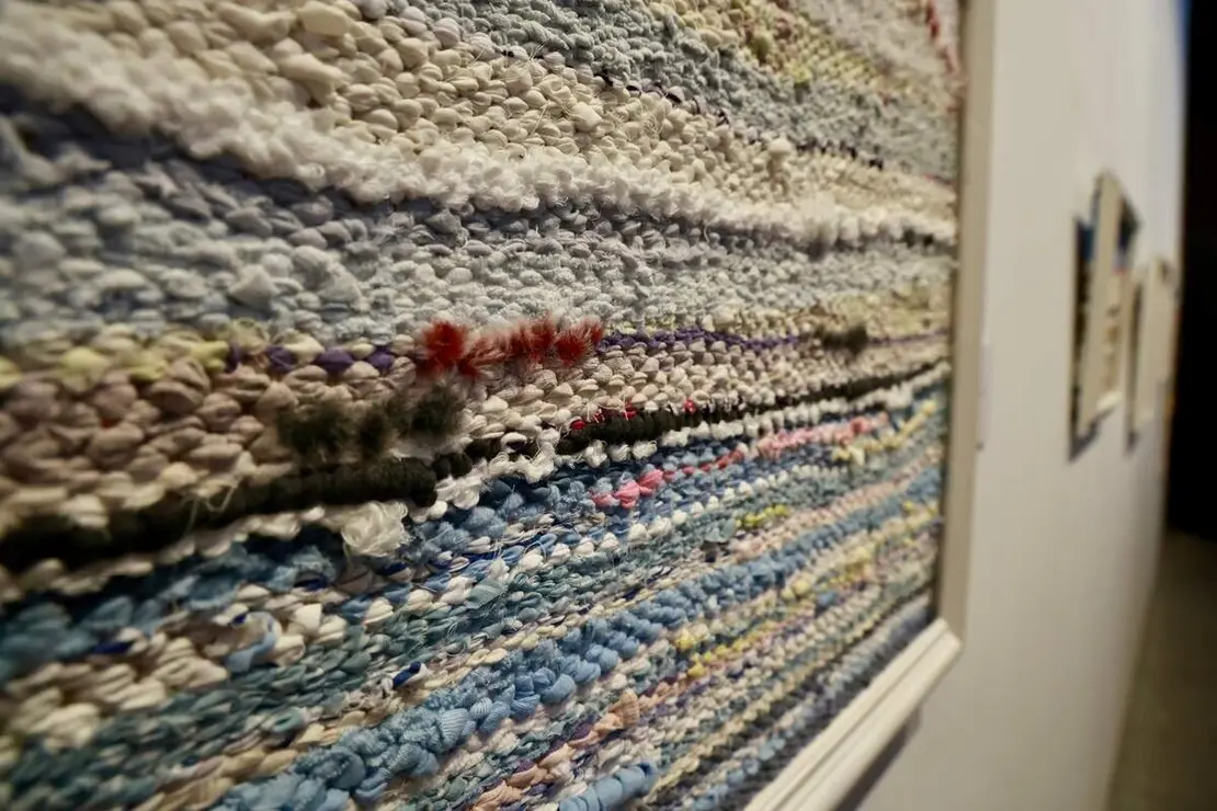 La artista textil Claudia de Santos y el escritor Julio Llamazares inauguran la exposici&oacute;n &lsquo;Memoria de la nieve&rsquo;, acompa&ntilde;ados por el director del Museo de los Pueblos Leoneses, Lucas Mor&aacute;n, y el el coordinador de Proyectos del ILC, Emilio Gancedo