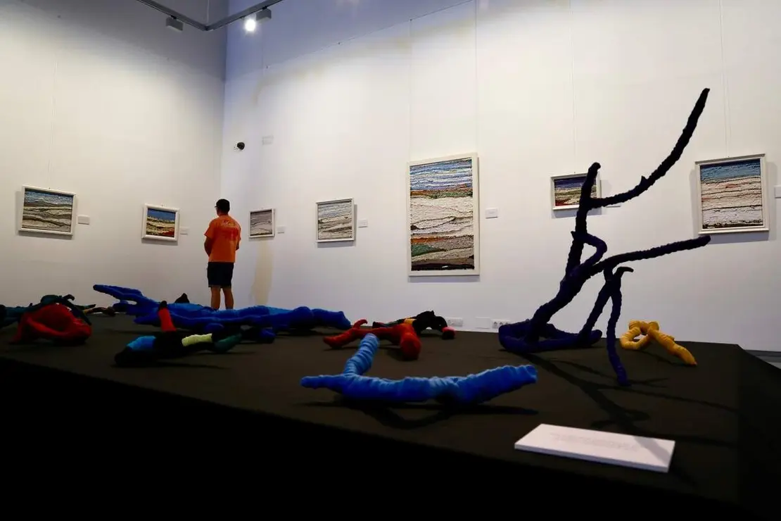 La artista textil Claudia de Santos y el escritor Julio Llamazares inauguran la exposici&oacute;n &lsquo;Memoria de la nieve&rsquo;, acompa&ntilde;ados por el director del Museo de los Pueblos Leoneses, Lucas Mor&aacute;n, y el el coordinador de Proyectos del ILC, Emilio Gancedo