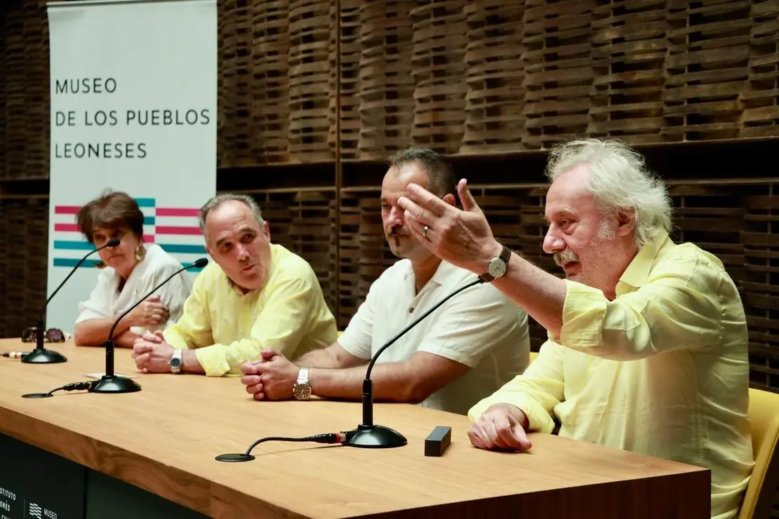 La artista textil Claudia de Santos y el escritor Julio Llamazares inauguran la exposici&oacute;n &lsquo;Memoria de la nieve&rsquo;, acompa&ntilde;ados por el director del Museo de los Pueblos Leoneses, Lucas Mor&aacute;n, y el el coordinador de Proyectos del ILC, Emilio Gancedo