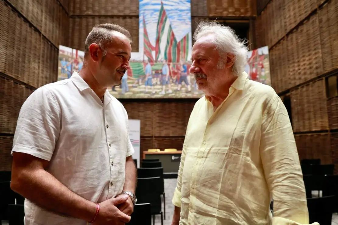 La artista textil Claudia de Santos y el escritor Julio Llamazares inauguran la exposici&oacute;n &lsquo;Memoria de la nieve&rsquo;, acompa&ntilde;ados por el director del Museo de los Pueblos Leoneses, Lucas Mor&aacute;n, y el el coordinador de Proyectos del ILC, Emilio Gancedo