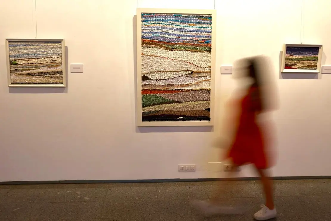La artista textil Claudia de Santos y el escritor Julio Llamazares inauguran la exposici&oacute;n &lsquo;Memoria de la nieve&rsquo;, acompa&ntilde;ados por el director del Museo de los Pueblos Leoneses, Lucas Mor&aacute;n, y el el coordinador de Proyectos del ILC, Emilio Gancedo