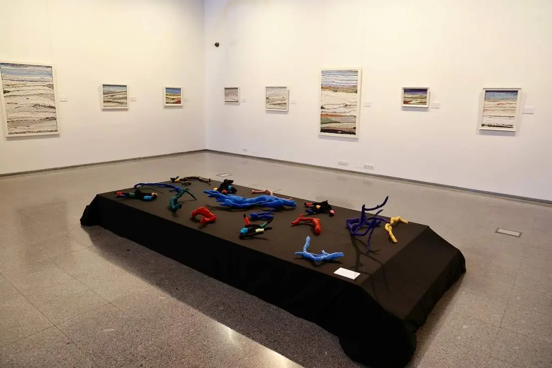 La artista textil Claudia de Santos y el escritor Julio Llamazares inauguran la exposici&oacute;n &lsquo;Memoria de la nieve&rsquo;, acompa&ntilde;ados por el director del Museo de los Pueblos Leoneses, Lucas Mor&aacute;n, y el el coordinador de Proyectos del ILC, Emilio Gancedo