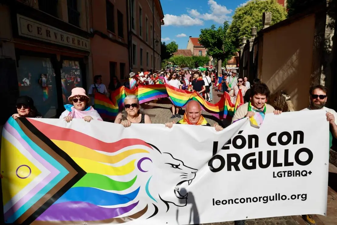 La Asociaci&oacute;n Le&oacute;n con Orgullo lleva a cabo un acto conmemorativo con motivo de la celebraci&oacute;n del D&iacute;a del Orgullo LGTBIAQ+, seguido de una manifestaci&oacute;n. Fotos: Campillo |&nbsp; Isaac Llamazares