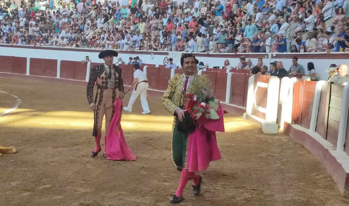 Talavante sale a hombros tras cortar un rabo en una tarde de inspiraci&oacute;n compartida con Morante y Castella. El extreme&ntilde;o firma la faena cumbre de la Feria de San Juan y San Pedro en Le&oacute;n, mientras Morante deja el toreo de mayor aroma y Castella acompa&ntilde;a al triunfador por la Puerta Grande.